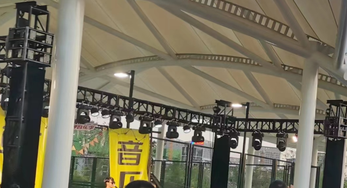 唐山舞臺手拉葫蘆參與石家莊搖滾演出舞臺搭建工作